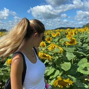 Meet your Posher, Caitlin